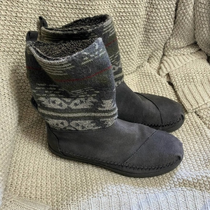 Toms Nepal Aztec Trim Moccasin Boots, Size 6‎